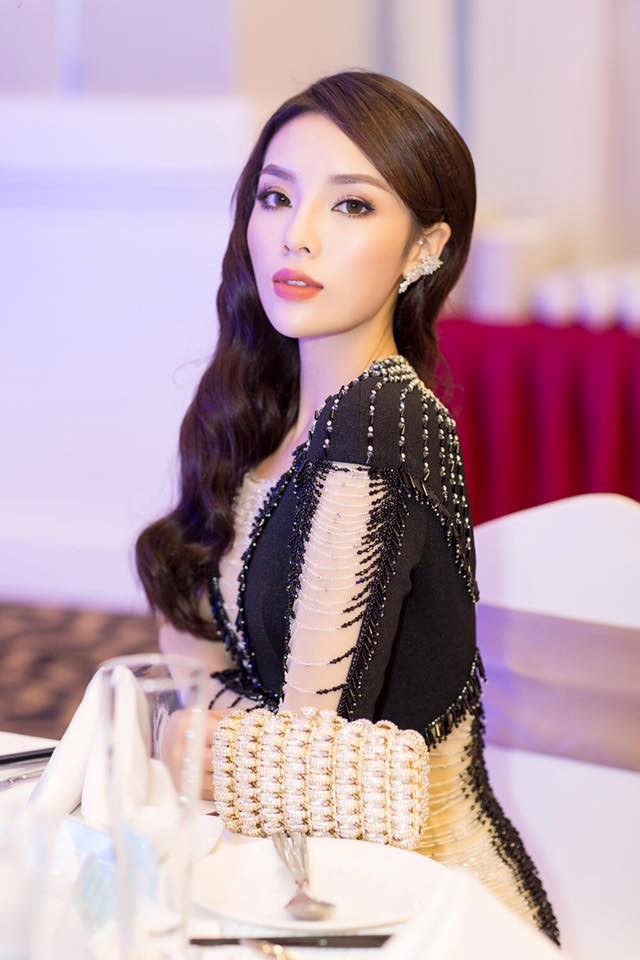 Kỳ Duyên đẹp và sang hơn hẳn sau 3 năm đăng quang, nhưng có ai để ý môi của cô cũng lên xuống thất thường - Ảnh 7. Kỳ Duyên đẹp và sang hơn hẳn sau 3 năm đăng quang, nhưng có ai để ý môi của cô cũng lên xuống thất thường - Ảnh 7.