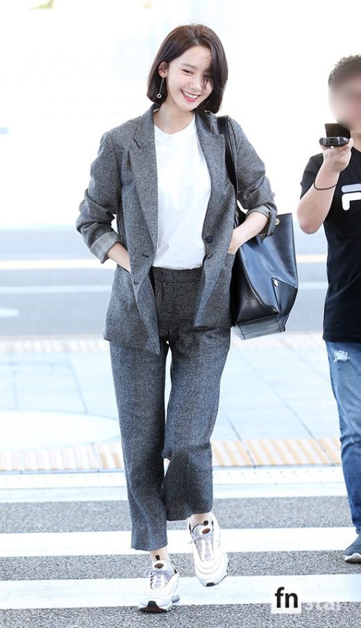 Từ khi cắt tóc ngắn, Yoona mặc đồ điệu đà cũng đẹp mà cá tính cũng xinh - Ảnh 18.