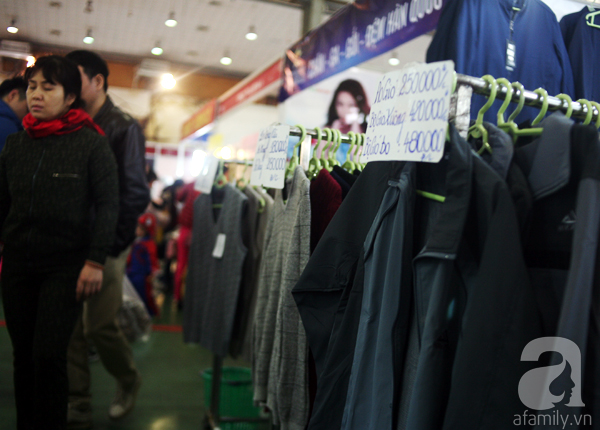 Hà Nội: Thời trang xả hàng Tết đến 70%, nhiều người bỏ về vì xếp hàng thanh toán quá lâu - Ảnh 8.