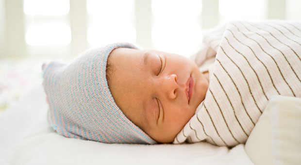 Trông ấm và đáng yêu thật nhưng quấn vậy có thể khiến con đột tử, đặc biệt là khi bé ngủ - Ảnh 1.