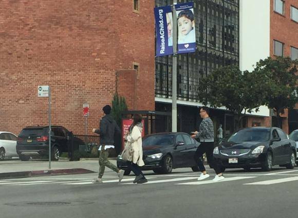 Vợ chồng Kim Tae Hee - Bi Rain xuất hiện vội vã trên đường phố Los Angeles - Ảnh 1.