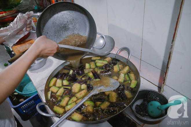 Ngày mưa Sài Gòn còn gì thú vị hơn khi đi ăn lẩu mắm nóng Út Nhàn 22 năm giữ nghiệp của má - Ảnh 7.