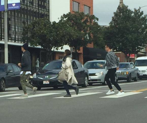 Vợ chồng Kim Tae Hee - Bi Rain xuất hiện vội vã trên đường phố Los Angeles - Ảnh 2.