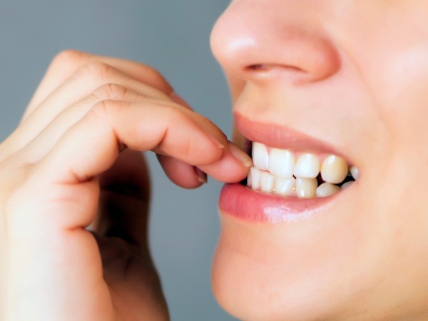 Sử dụng miếng dán làm trắng răng có thật sự tốt - Những điều chị em không thể không biết - Ảnh 3.