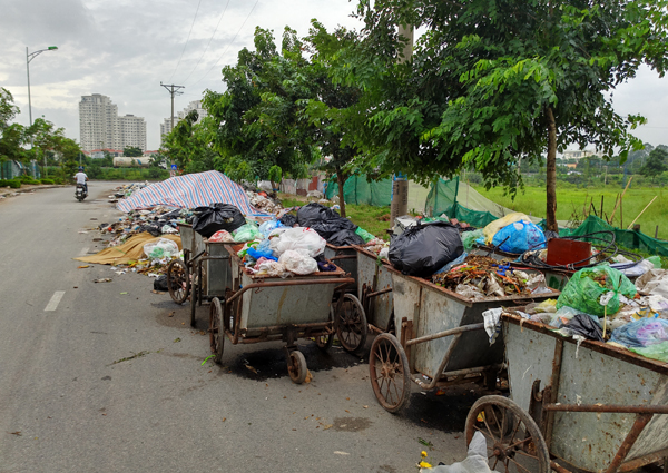 Hà Nội: Cư dân chung cư Nam An Khánh bịt mũi vì núi rác thải hôi thối tấn công suốt 20 ngày - Ảnh 2.