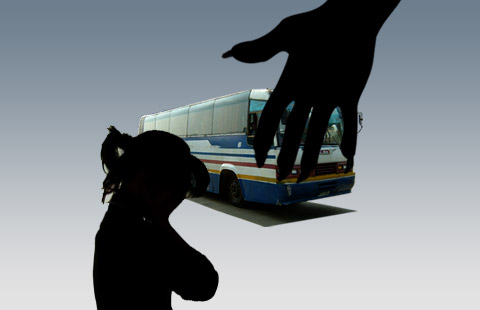 Thiếu nữ bị cưỡng hiếp tập thể trên xe buýt, tài xế và người xung quanh thờ ơ gây phẫn nộ - Ảnh 1.
