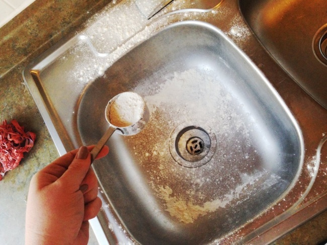 A shiny clean dishwashing sink, this is my secret...