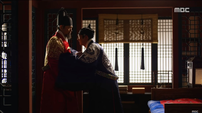 Mặt nạ quân chủ tập 3: Kim So Hyun đau đớn nhìn người yêu chém đầu cha mình - Ảnh 3.