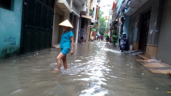 Hà Nội: Gần 100 hộ dân phố Yên Hòa bị ngập trong nước, phải sơ tán đồ đạc - Ảnh 1.