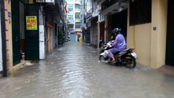 Hà Nội: Gần 100 hộ dân phố Yên Hòa bị ngập trong nước, phải sơ tán đồ đạc - Ảnh 3.