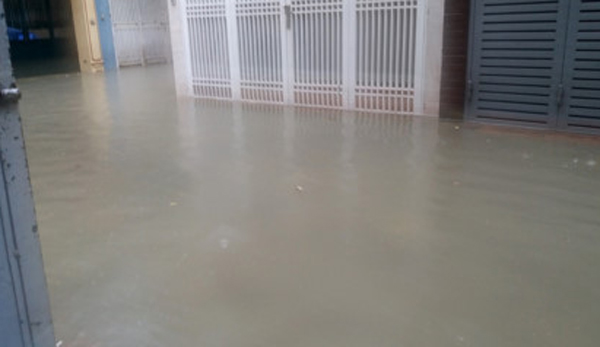 Hà Nội: Gần 100 hộ dân phố Yên Hòa bị ngập trong nước, phải sơ tán đồ đạc - Ảnh 2.