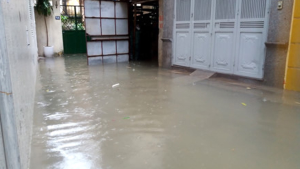 Hà Nội: Gần 100 hộ dân phố Yên Hòa bị ngập trong nước, phải sơ tán đồ đạc - Ảnh 4.