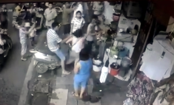 Hà Nội: Khách hàng và nữ nhân viên 15 tuổi đánh nhau tại quán chè 40 năm - Ảnh 2.