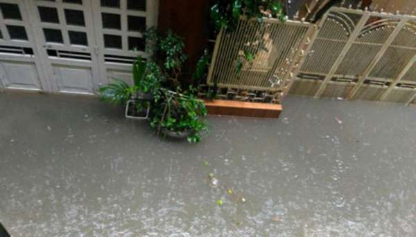 Hà Nội: Gần 100 hộ dân phố Yên Hòa bị ngập trong nước, phải sơ tán đồ đạc - Ảnh 5.