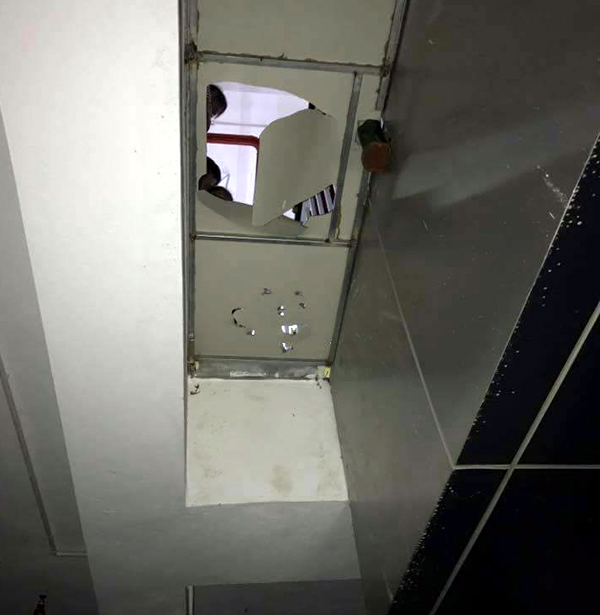 Lào Cai: Bé trai 6 tuổi vui chơi cạnh thang máy bất ngờ bị rơi xuống tầng hầm - Ảnh 2.