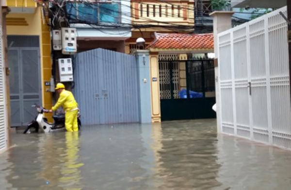 Hà Nội: Gần 100 hộ dân phố Yên Hòa bị ngập trong nước, phải sơ tán đồ đạc - Ảnh 6.