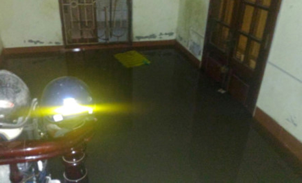 Hà Nội: Gần 100 hộ dân phố Yên Hòa bị ngập trong nước, phải sơ tán đồ đạc - Ảnh 7.