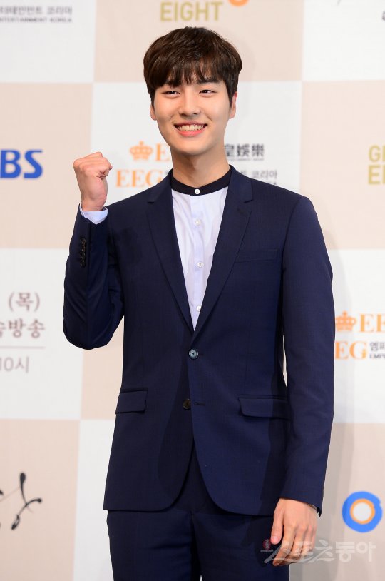 Lee Young Ae diện váy hoa khoe da trắng muốt trong họp báo phim lên sóng tuần này - Ảnh 11.