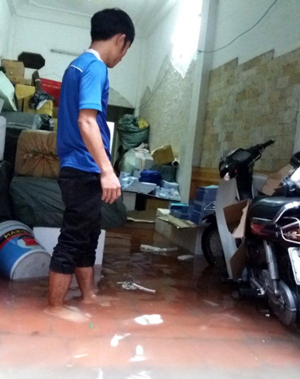 Hà Nội: Gần 100 hộ dân phố Yên Hòa bị ngập trong nước, phải sơ tán đồ đạc - Ảnh 8.