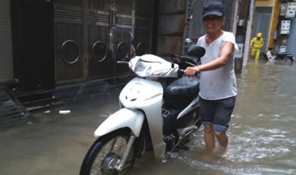 Hà Nội: Gần 100 hộ dân phố Yên Hòa bị ngập trong nước, phải sơ tán đồ đạc - Ảnh 9.