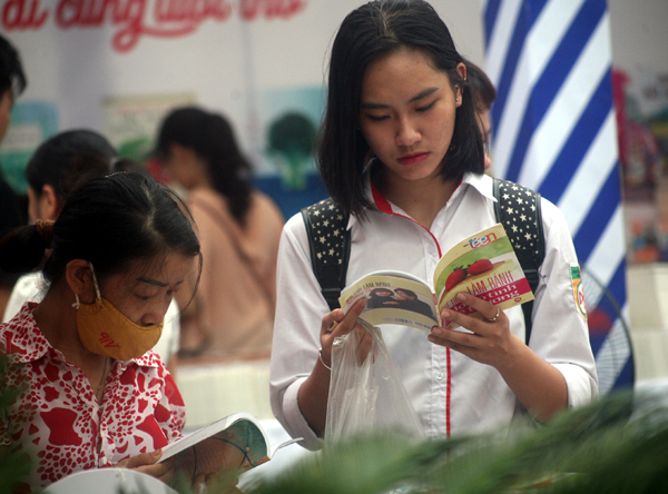 Hà Nội: Hàng nghìn người kéo nhau đi mua sách giảm giá 3k/cuốn tại Công viên Cầu Giấy - Ảnh 3.