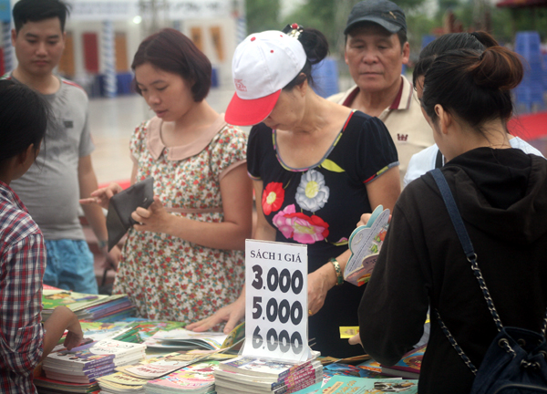 Hà Nội: Hàng nghìn người kéo nhau đi mua sách giảm giá 3k/cuốn tại Công viên Cầu Giấy - Ảnh 6.