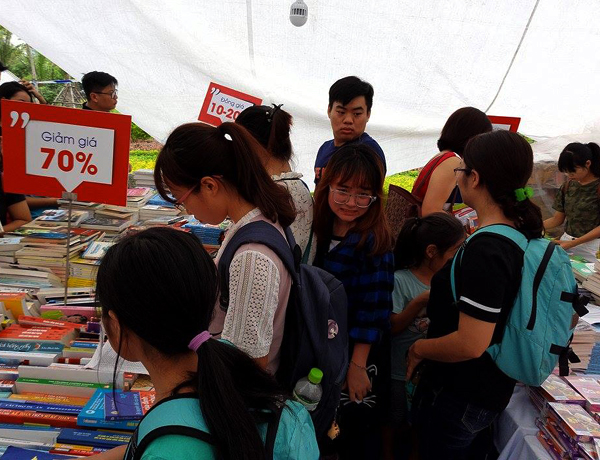 Hà Nội: Hàng nghìn người kéo nhau đi mua sách giảm giá 3k/cuốn tại Công viên Cầu Giấy - Ảnh 8.