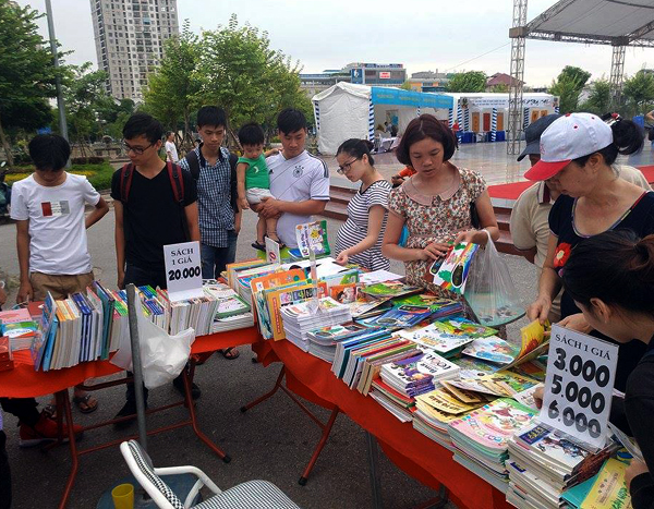 Hà Nội: Hàng nghìn người kéo nhau đi mua sách giảm giá 3k/cuốn tại Công viên Cầu Giấy - Ảnh 12.