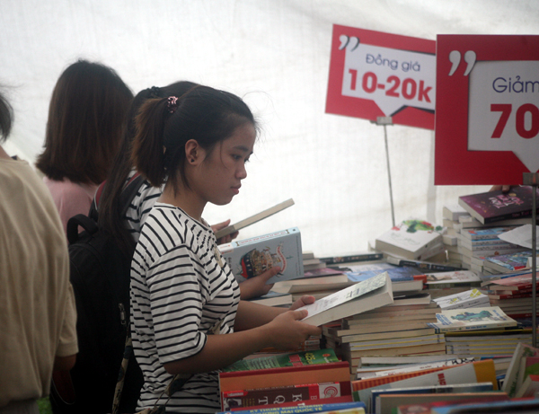 Hà Nội: Hàng nghìn người kéo nhau đi mua sách giảm giá 3k/cuốn tại Công viên Cầu Giấy - Ảnh 14.