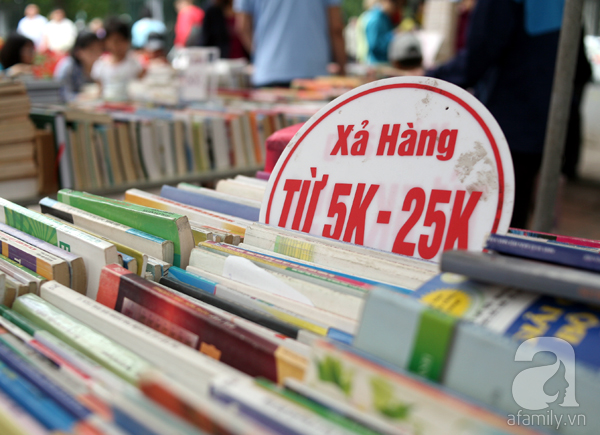 Chen chân mua sách cũ giảm giá lớn nhất Hà Nội năm 2017 - Ảnh 1.