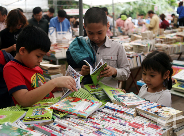 Chen chân mua sách cũ giảm giá lớn nhất Hà Nội năm 2017 - Ảnh 2.