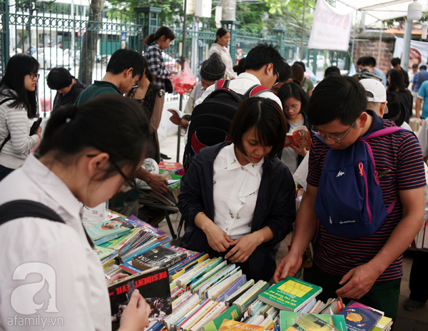 Chen chân mua sách cũ giảm giá lớn nhất Hà Nội năm 2017 - Ảnh 3.
