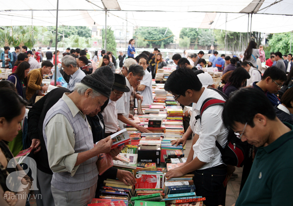 Chen chân mua sách cũ giảm giá lớn nhất Hà Nội năm 2017 - Ảnh 4.