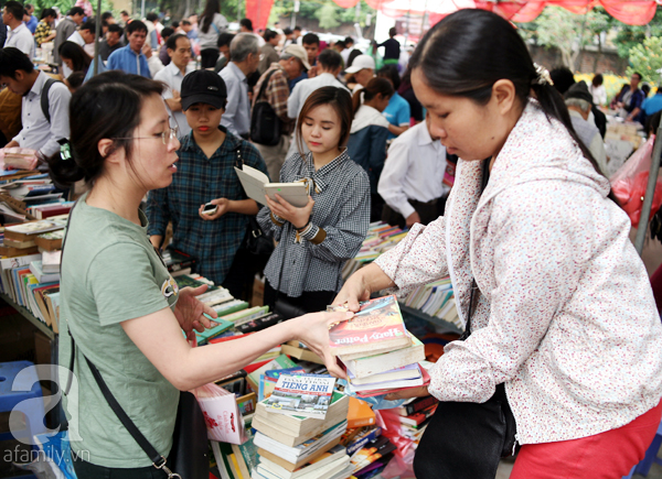 Chen chân mua sách cũ giảm giá lớn nhất Hà Nội năm 2017 - Ảnh 5.