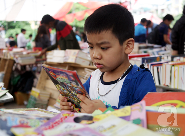 Chen chân mua sách cũ giảm giá lớn nhất Hà Nội năm 2017 - Ảnh 6.