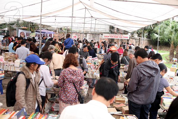 Chen chân mua sách cũ giảm giá lớn nhất Hà Nội năm 2017 - Ảnh 7.