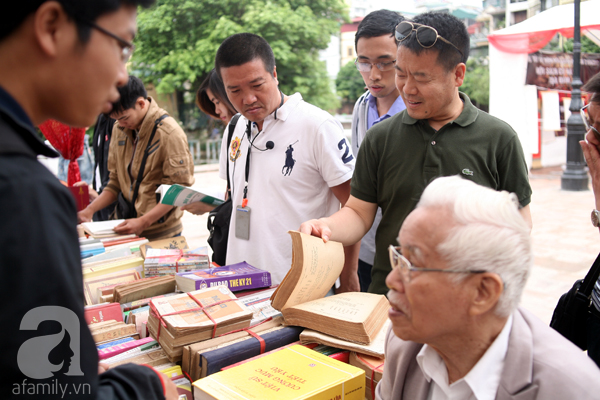 Chen chân mua sách cũ giảm giá lớn nhất Hà Nội năm 2017 - Ảnh 8.