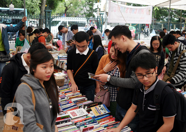 Chen chân mua sách cũ giảm giá lớn nhất Hà Nội năm 2017 - Ảnh 9.