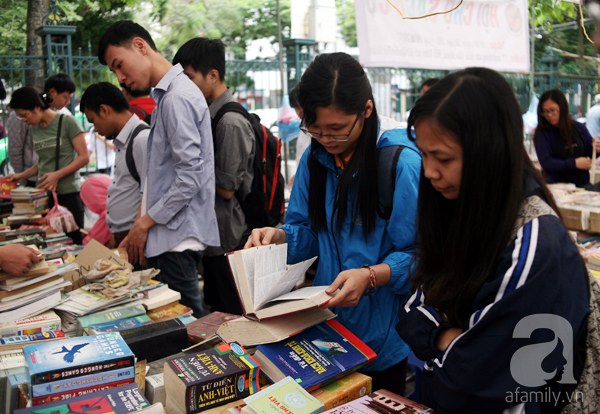 Chen chân mua sách cũ giảm giá lớn nhất Hà Nội năm 2017 - Ảnh 10.