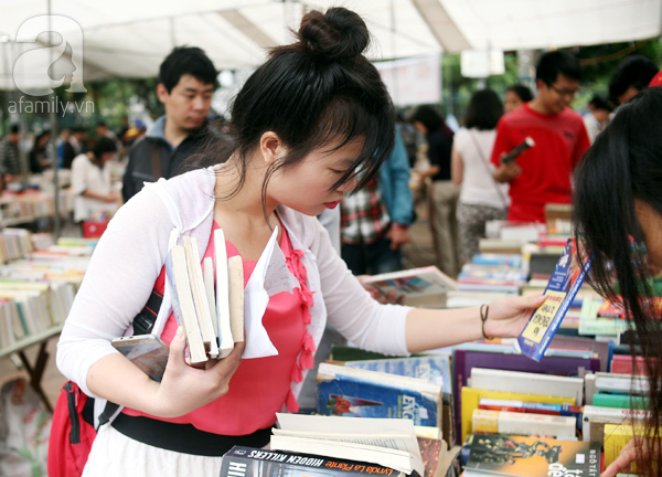 Chen chân mua sách cũ giảm giá lớn nhất Hà Nội năm 2017 - Ảnh 13.
