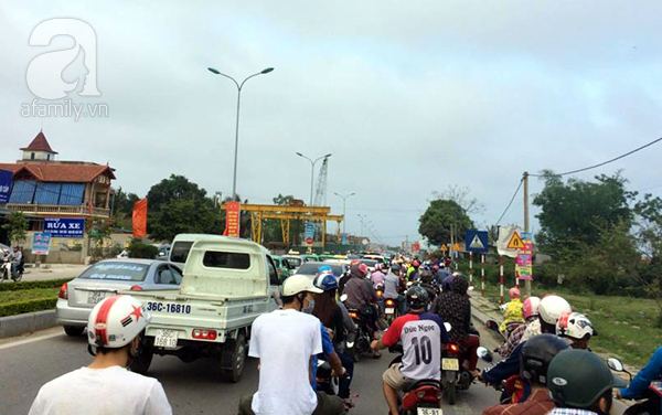 Mọi ngã đường đổ đến Sầm Sơn tắc nghẽn, bãi biển đông như kiến ai cũng hoảng - Ảnh 18.