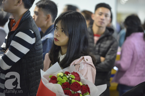 Sân bay Nội Bài chật kín chỗ vì người nhà chờ đón họ hàng về ăn quê Tết - Ảnh 8.