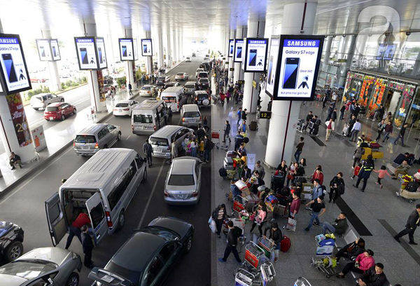Sân bay Nội Bài chật kín chỗ vì người nhà chờ đón họ hàng về ăn quê Tết - Ảnh 11.