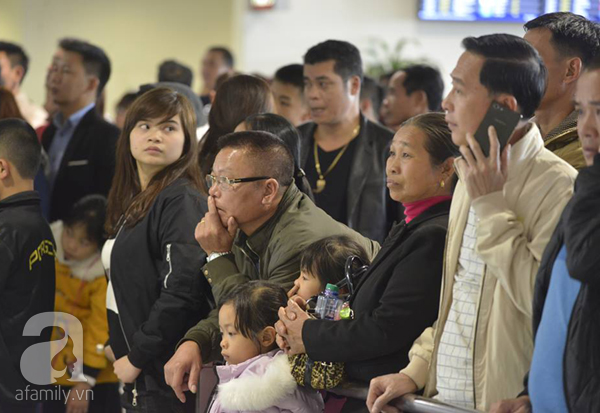 Sân bay Nội Bài chật kín chỗ vì người nhà chờ đón họ hàng về ăn quê Tết - Ảnh 6.