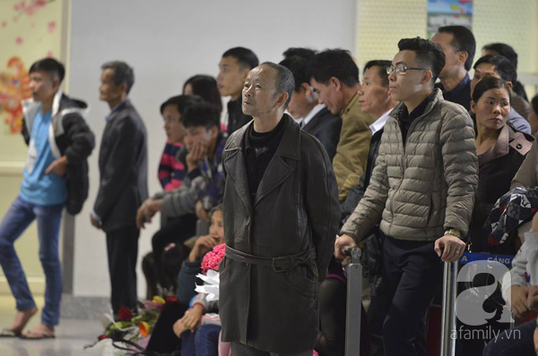 Sân bay Nội Bài chật kín chỗ vì người nhà chờ đón họ hàng về ăn quê Tết - Ảnh 5.