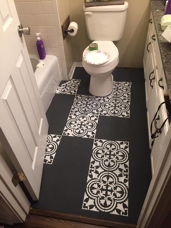 Bà mẹ mua sơn đen về phủ kín sàn nhà vệ sinh, ai cũng thấy khó hiểu nhưng nhìn thấy thành quả thì thán phục - Ảnh 4.