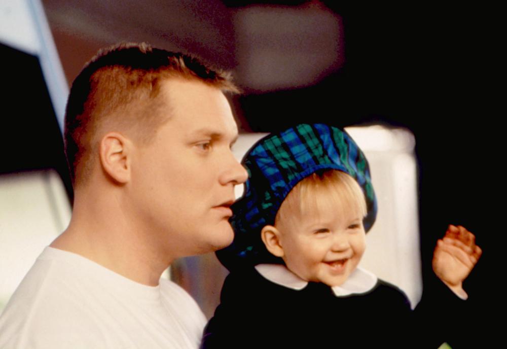 Cuộc đời cậu b&eacute; si&ecirc;u quậy bị bắt c&oacute;c hơn 20 năm trước c&ugrave;ng d&agrave;n diễn vi&ecirc;n trong phim giờ đ&acirc;y kh&aacute;c lắm - Ảnh 12.