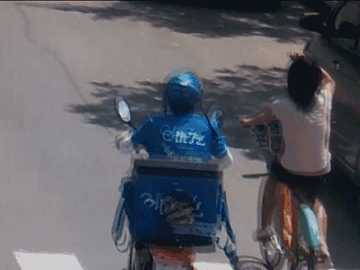 Cái kết không ngờ của người đàn ông đi xe máy, ngang nhiên sàm sỡ vòng 1 của phụ nữ - Ảnh 1.