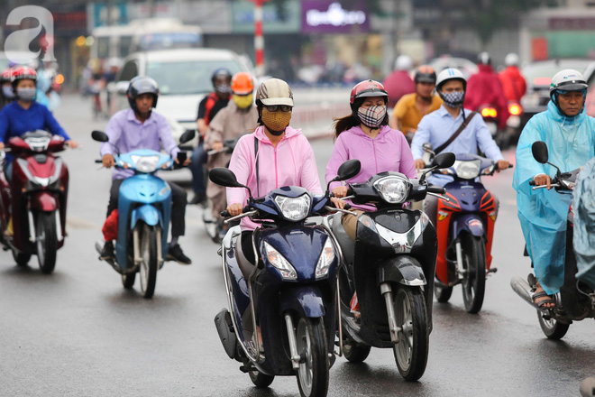 Hà Nội: Người đi đường co ro vì đầu hè bất ngờ trở lạnh như mùa đông - Ảnh 3.