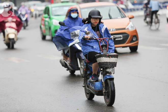 Hà Nội: Người đi đường co ro vì đầu hè bất ngờ trở lạnh như mùa đông - Ảnh 4.